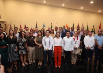 Estrecha Ana Patricia Peralta lazos con cuerpo consular en Cancún