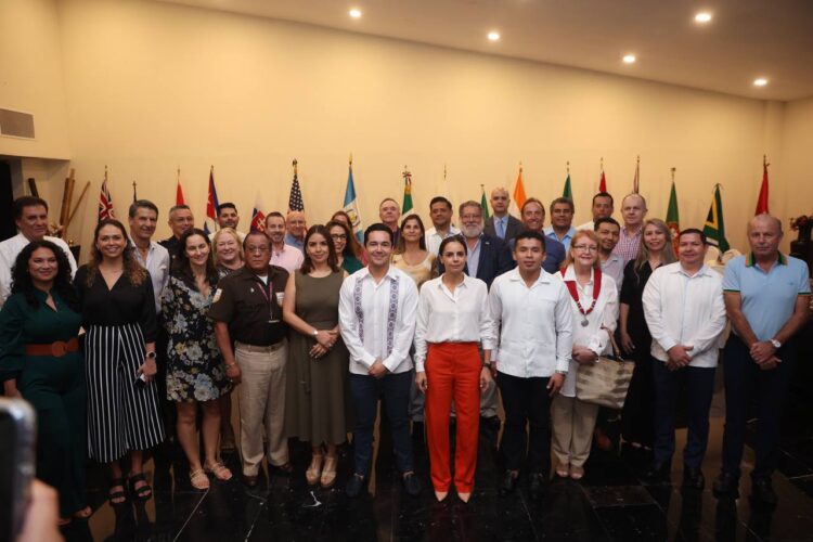 Estrecha Ana Patricia Peralta lazos con cuerpo consular en Cancún