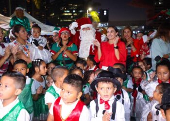 Festejan cancunenses segundo día del Festival Navideño en Tajamar