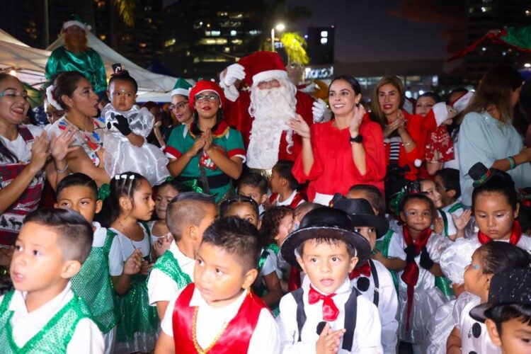Festejan cancunenses segundo día del Festival Navideño en Tajamar