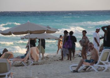 Extienden horario de servicio en playas públicas de Cancún