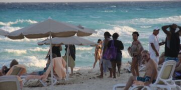 Extienden horario de servicio en playas públicas de Cancún