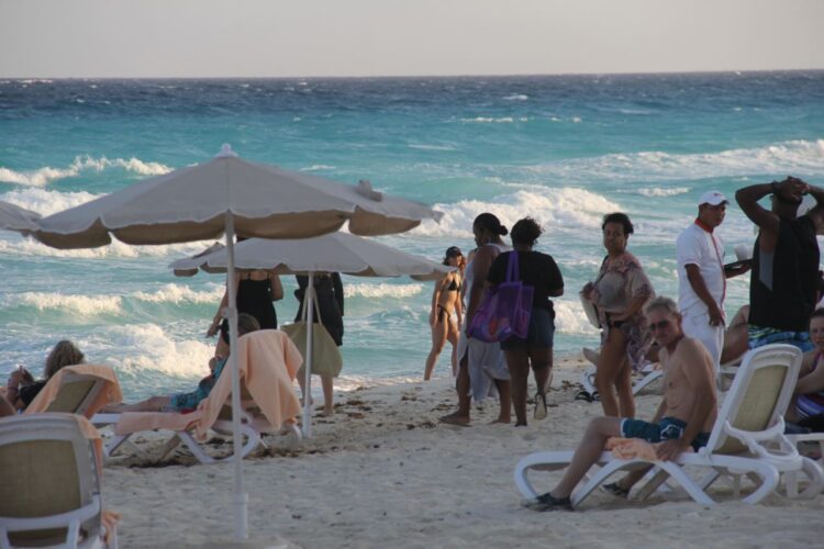 Extienden horario de servicio en playas públicas de Cancún