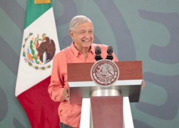 AMLO se compromete a mejorar salarios de maestros, médicos y militares