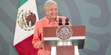 AMLO se compromete a mejorar salarios de maestros, médicos y militares