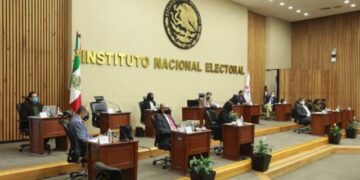 Plan B de AMLO toca al INE: baja salarios, elimina fideicomisos y quita al secretario ejecutivo