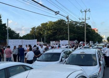 Taxistas realizan bloqueos y plantones para evitar la entrada de Uber a Quintana Roo