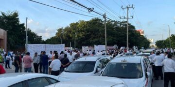 Taxistas realizan bloqueos y plantones para evitar la entrada de Uber a Quintana Roo