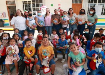 Alegra Atenea Gómez corazones de las niñas y niños de la Zona Continental de Isla Mujeres