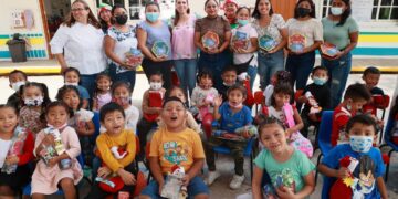 Alegra Atenea Gómez corazones de las niñas y niños de la Zona Continental de Isla Mujeres