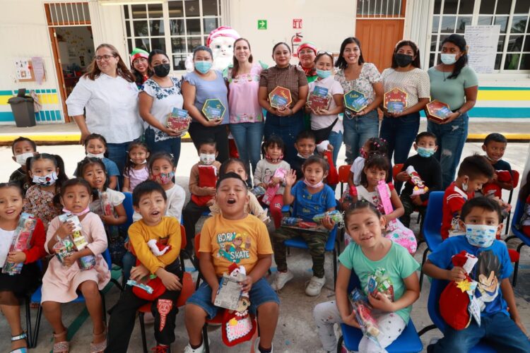 Alegra Atenea Gómez corazones de las niñas y niños de la Zona Continental de Isla Mujeres