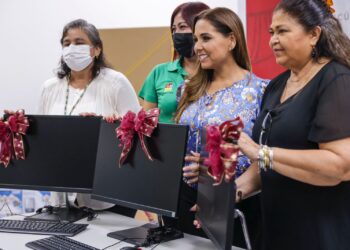 Entrega Mara Lezama computadoras para escuelas de educación básica
