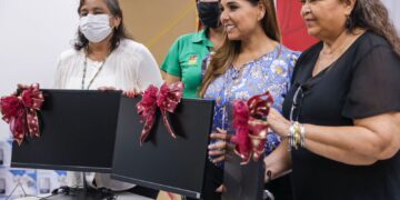 Entrega Mara Lezama computadoras para escuelas de educación básica