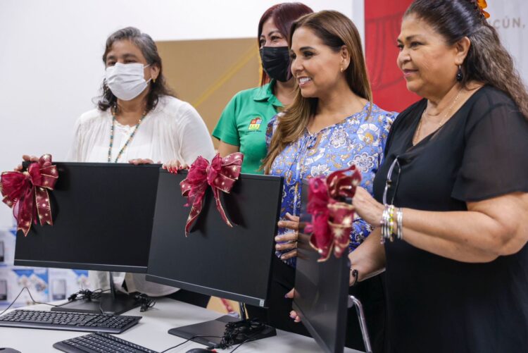 Entrega Mara Lezama computadoras para escuelas de educación básica