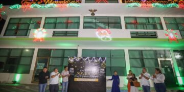 Blanca Merari encabeza el tradicional encendido de la iluminación navideña en el Palacio Municipal