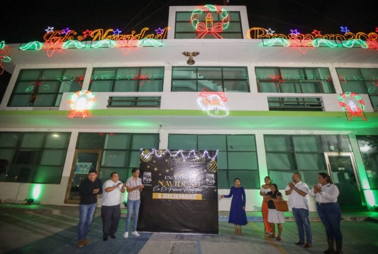 Blanca Merari encabeza el tradicional encendido de la iluminación navideña en el Palacio Municipal