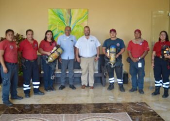 Recibe Cuerpo de Bomberos de Puerto Morelos equipo donado por un hotel