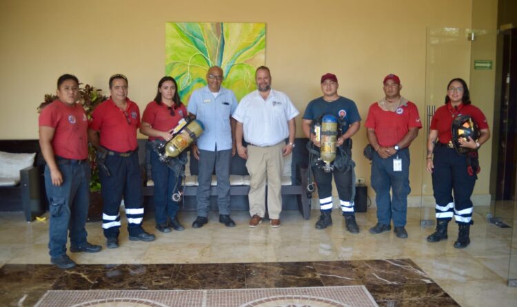 Recibe Cuerpo de Bomberos de Puerto Morelos equipo donado por un hotel