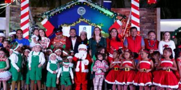 Celebra Atenea Gómez Navidad con la Gente con las niñas y niños isleños