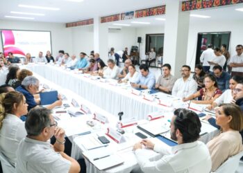 Firman empresarios chetumaleños con Mara Lezama acuerdo solidario