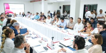 Firman empresarios chetumaleños con Mara Lezama acuerdo solidario