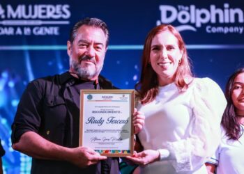 Concientizan a jóvenes isleños a través de la conferencia “La Fiesta del Siglo” de Rudy Tercero