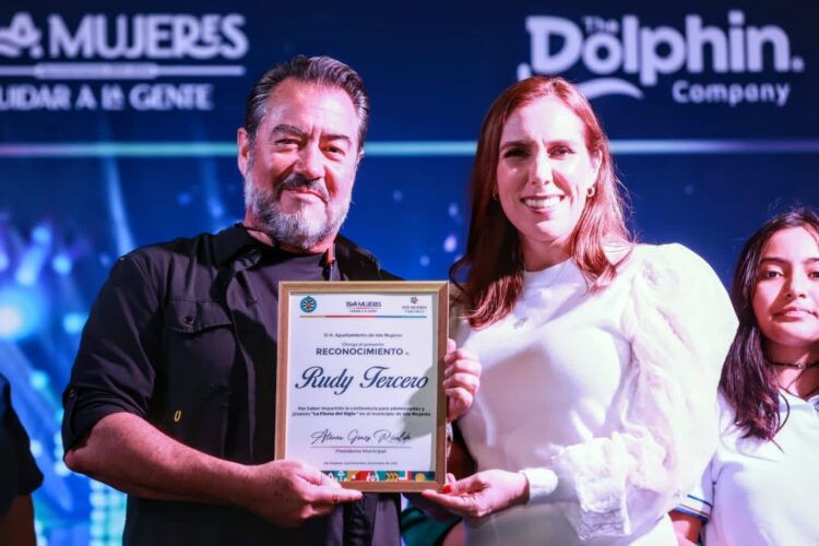 Concientizan a jóvenes isleños a través de la conferencia “La Fiesta del Siglo” de Rudy Tercero