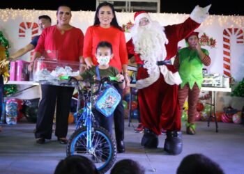 Lleva Blanca Merari festejo navideño a Leona Vicario