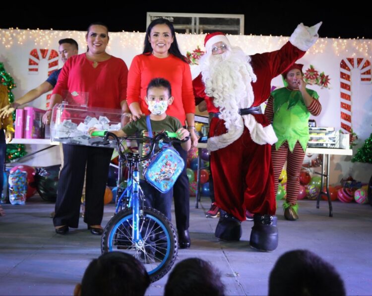 Lleva Blanca Merari festejo navideño a Leona Vicario