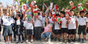 Lleva Atenea Gómez alegría a las niñas y niños de Isla Mujeres en esta Navidad