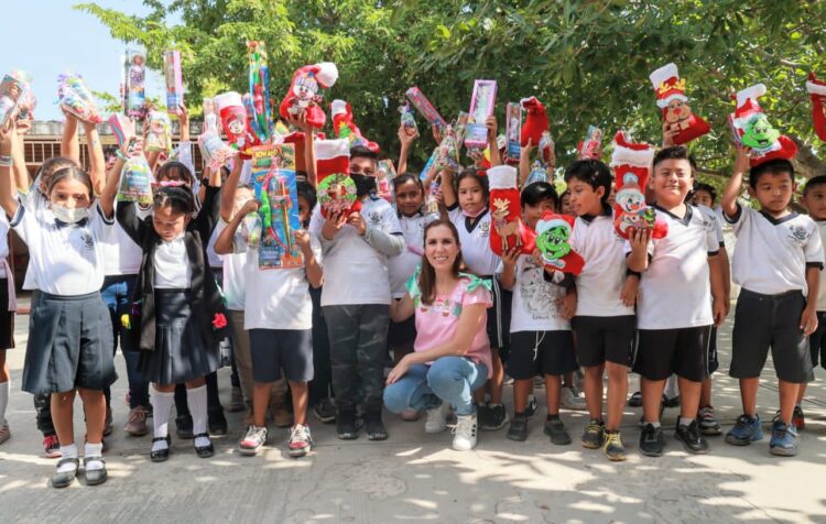 Lleva Atenea Gómez alegría a las niñas y niños de Isla Mujeres en esta Navidad