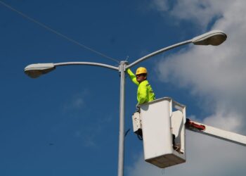Fortalece Atenea Gómez Ricalde trabajos de alumbrado público en Isla Mujeres