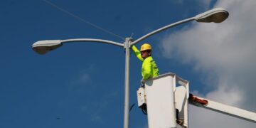 Fortalece Atenea Gómez Ricalde trabajos de alumbrado público en Isla Mujeres