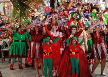 Llena Atenea Gómez de magia las calles de Isla Mujeres con el Gran Desfile Navideño 2022