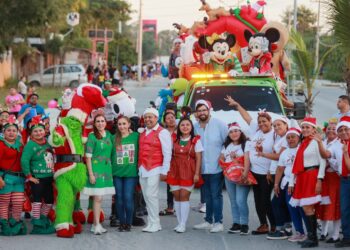 Familias de la Zona Continental se suman al Gran Desfile Navideño