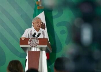 Sanciones del INE a Claudia Sheinbaum violan la libertad de expresión: AMLO