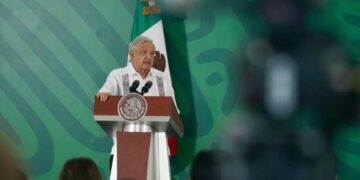 Sanciones del INE a Claudia Sheinbaum violan la libertad de expresión: AMLO