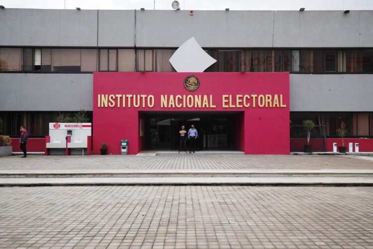 Atrae SCJN amparo contra el INE por bloquear comentarios en su canal de YouTube