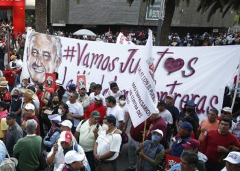 INE desecha recurso contra AMLO y servidores por convocar a marcha