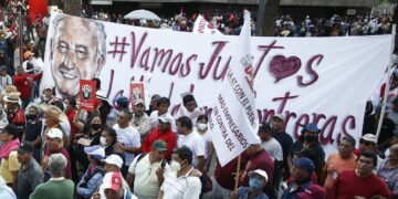 INE desecha recurso contra AMLO y servidores por convocar a marcha