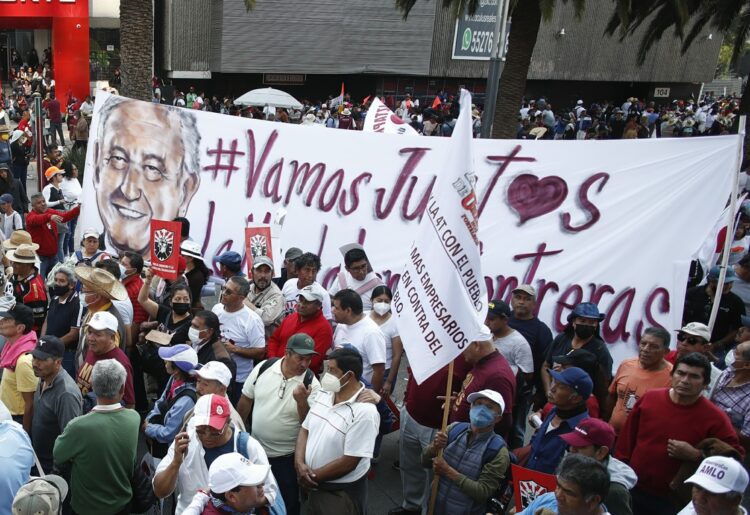 INE desecha recurso contra AMLO y servidores por convocar a marcha