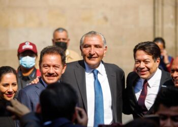 Llegan legisladores de Morena al Palacio Nacional para reunión con AMLO