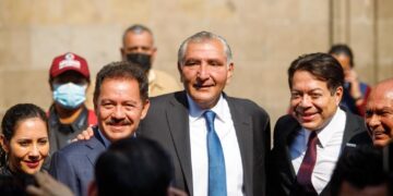 Llegan legisladores de Morena al Palacio Nacional para reunión con AMLO