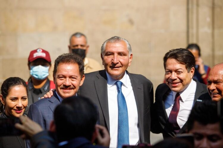 Llegan legisladores de Morena al Palacio Nacional para reunión con AMLO