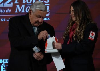 Arranca en la mañanera de AMLO colecta anual de la Cruz Roja Mexicana