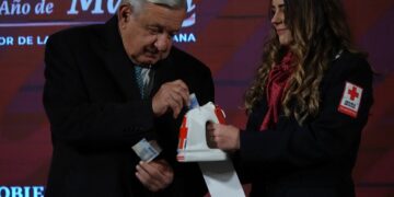 Arranca en la mañanera de AMLO colecta anual de la Cruz Roja Mexicana