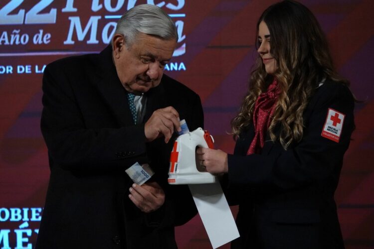 Arranca en la mañanera de AMLO colecta anual de la Cruz Roja Mexicana