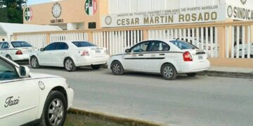 Denuncian abusos y amenazas a taxistas de Puerto Morelos