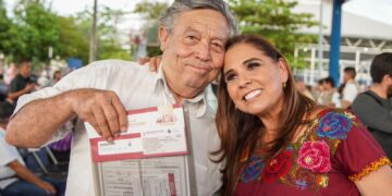 Entrega Mara Lezama tarjetas de Bienestar a adultos mayores