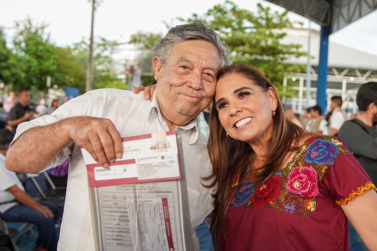 Entrega Mara Lezama tarjetas de Bienestar a adultos mayores